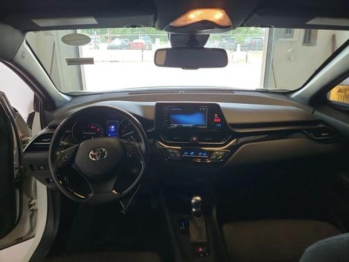 Blizzard Pearl 2018 Toyota C-HR XLE