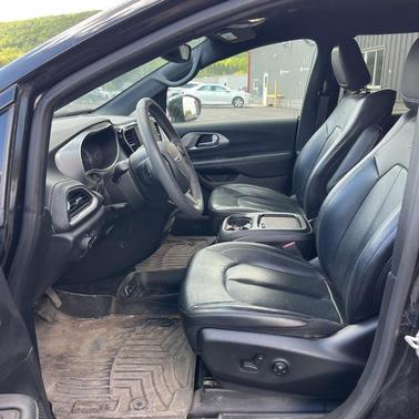 Brilliant Black Crystal Pearlcoat 2022 Chrysler Pacifica Hybrid Touring L