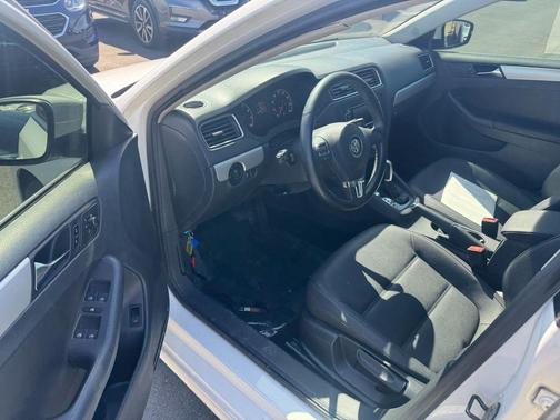 Candy White 2011 Volkswagen Jetta SEL