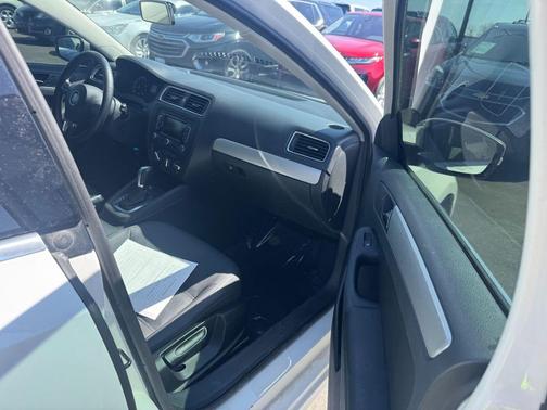 Candy White 2011 Volkswagen Jetta SEL