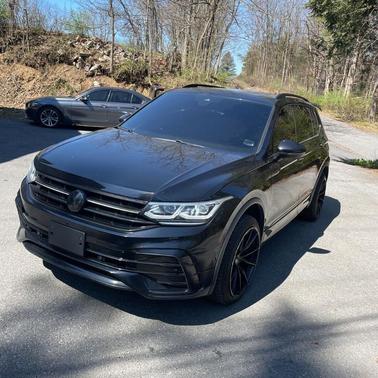 Deep Black Pearl Effect 2022 Volkswagen Tiguan 2.0T SEL R-Line