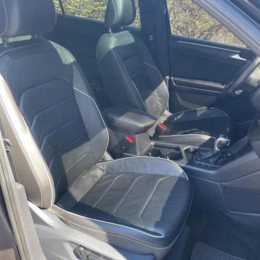 Deep Black Pearl Effect 2022 Volkswagen Tiguan 2.0T SEL R-Line