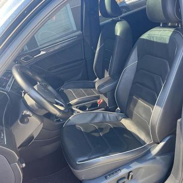 Deep Black Pearl Effect 2022 Volkswagen Tiguan 2.0T SEL R-Line