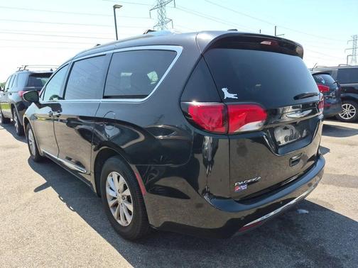 Brilliant Black Crystal Pearlcoat 2019 Chrysler Pacifica Touring-L