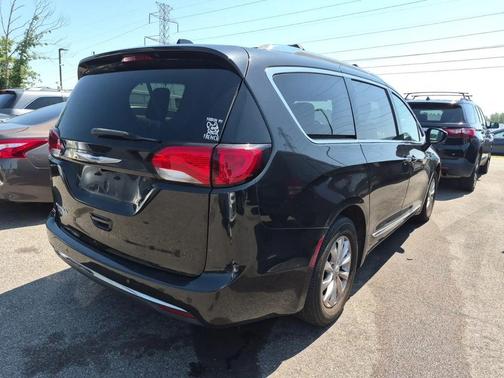 Brilliant Black Crystal Pearlcoat 2019 Chrysler Pacifica Touring-L