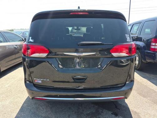 Brilliant Black Crystal Pearlcoat 2019 Chrysler Pacifica Touring-L