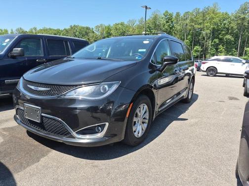 Brilliant Black Crystal Pearlcoat 2019 Chrysler Pacifica Touring-L