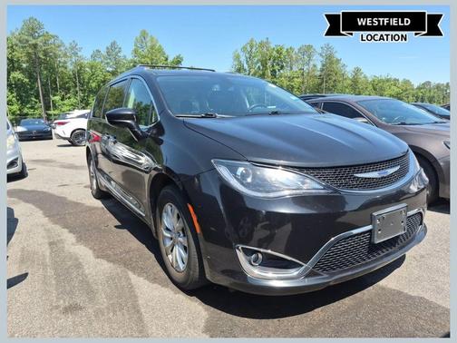 Brilliant Black Crystal Pearlcoat 2019 Chrysler Pacifica Touring-L