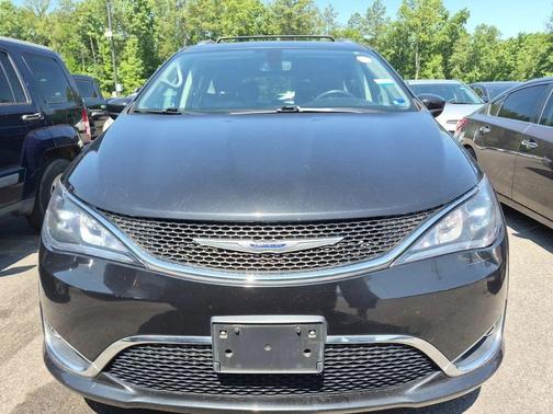 Brilliant Black Crystal Pearlcoat 2019 Chrysler Pacifica Touring-L