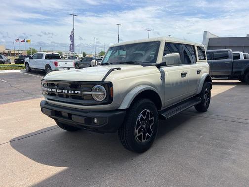 Desert Sand 2026 Ford Bronco Outer Banks