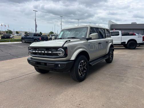 DESERT SAND 2026 Ford Bronco Outer Banks