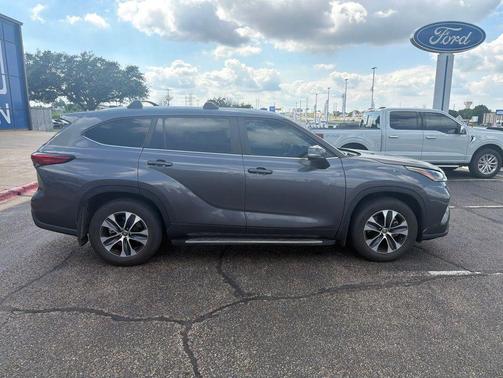 Magnetic Gray Metallic 2023 Toyota Highlander XLE