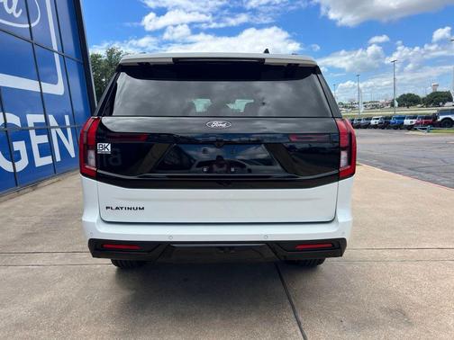 Star White Metallic Tri-Coat 2026 Ford Expedition Platinum