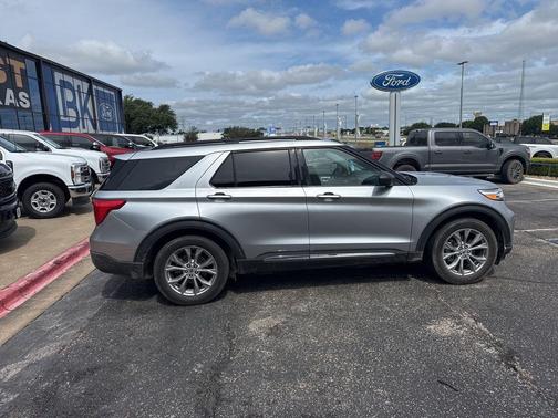 ICONIC SILVER METALLIC 2024 Ford Explorer XLT