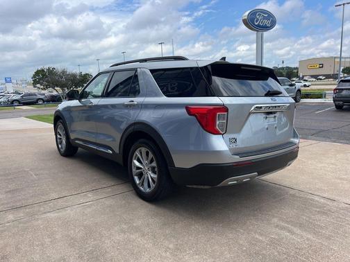 ICONIC SILVER METALLIC 2024 Ford Explorer XLT