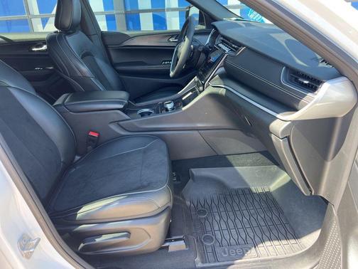Bright White Clearcoat 2025 Jeep Grand Cherokee L Altitude