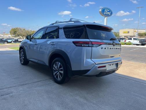 2025 Nissan Pathfinder SL FWD