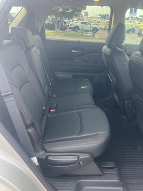 2025 Nissan Pathfinder SL FWD