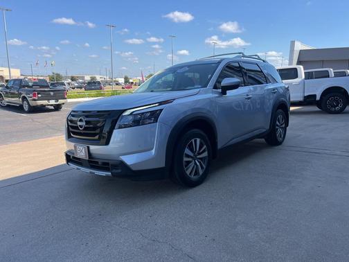 2025 Nissan Pathfinder SL FWD