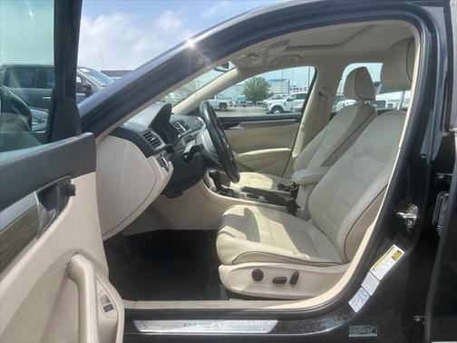 2016 Volkswagen Passat 1.8T SE w/Technology
