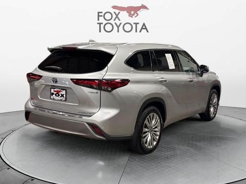 2023 Toyota Highlander Hybrid Platinum