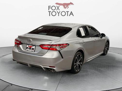 Celestial Silver Metallic 2018 Toyota Camry SE