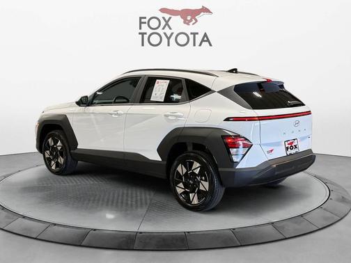 Atlas White 2025 Hyundai KONA SEL