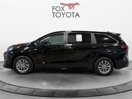 2025 Toyota Sienna LE