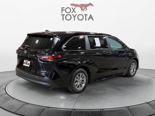 2025 Toyota Sienna LE