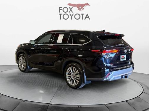 Midnight Black Metallic 2026 Toyota Highlander Platinum