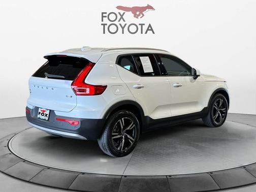 Crystal White Metallic 2023 Volvo XC40 B5 Core