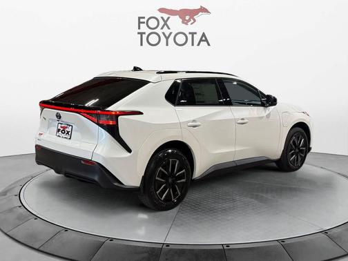 Wind Chill Pearl 2026 Toyota bZ XLE Plus