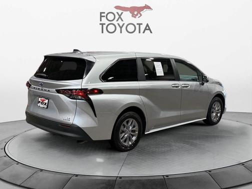 2024 Toyota Sienna LE