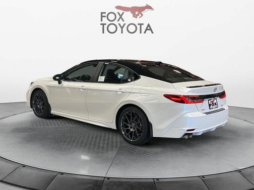 Wind Chill Pearl w/Midnight Black Metallic Roof 2026 Toyota Camry XSE