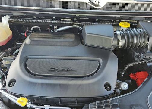 Brilliant Black Crystal Pearlcoat 2023 Chrysler Pacifica Touring L