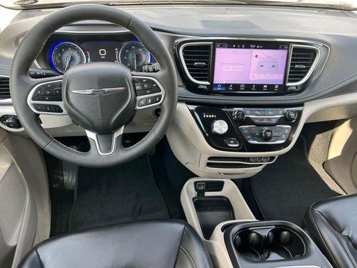 Brilliant Black Crystal Pearlcoat 2023 Chrysler Pacifica Touring L