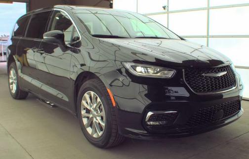 Brilliant Black Crystal Pearlcoat 2023 Chrysler Pacifica Touring L