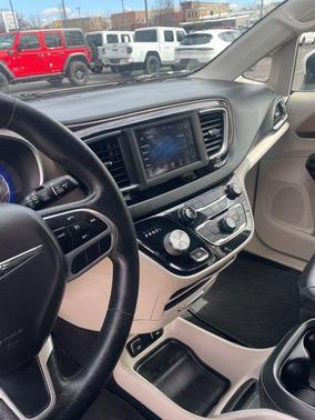 Bright White Clearcoat 2021 Chrysler Voyager LXI