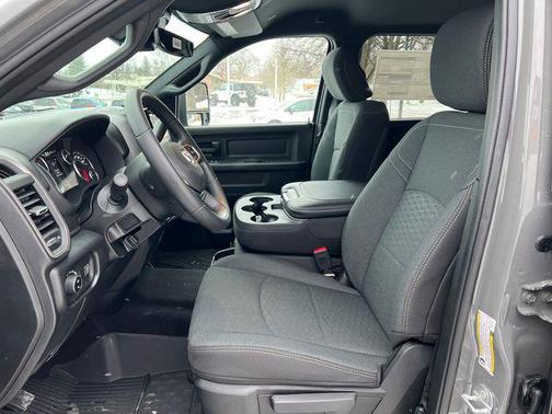 2026 RAM 2500 Black Express Crew Cab 4x4 6'4' Box