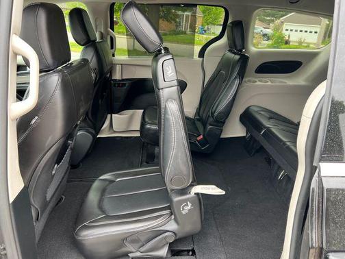 Diamond Black Crystal Pearlcoat 2024 Chrysler Pacifica Touring L