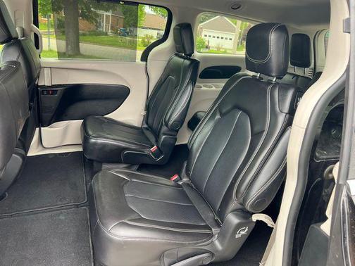 Diamond Black Crystal Pearlcoat 2024 Chrysler Pacifica Touring L