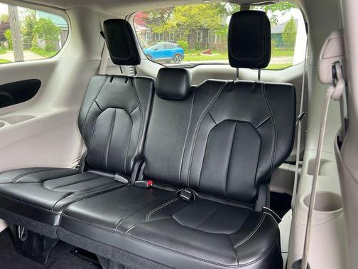 Diamond Black Crystal Pearlcoat 2024 Chrysler Pacifica Touring L