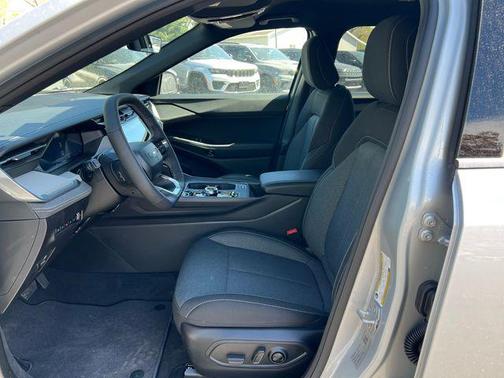 Silver Zynith Clearcoat 2026 Jeep Cherokee Laredo
