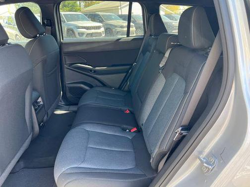 Silver Zynith Clearcoat 2026 Jeep Cherokee Laredo