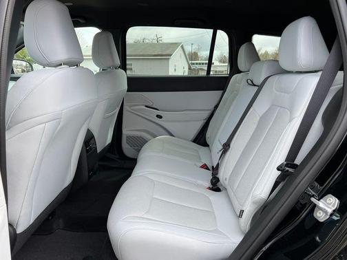 Diamond Black Crystal Pearlcoat 2026 Jeep Cherokee Laredo 4x4