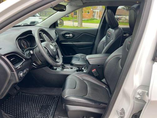 Bright White Clearcoat 2022 Jeep Cherokee Trailhawk