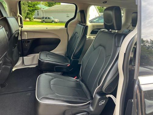Diamond Black Crystal Pearlcoat 2024 Chrysler Pacifica Limited