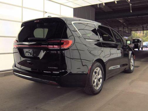 Diamond Black Crystal Pearlcoat 2024 Chrysler Pacifica Limited