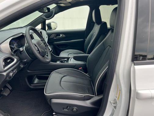 bright white clearcoat 2027 Chrysler Pacifica Limited