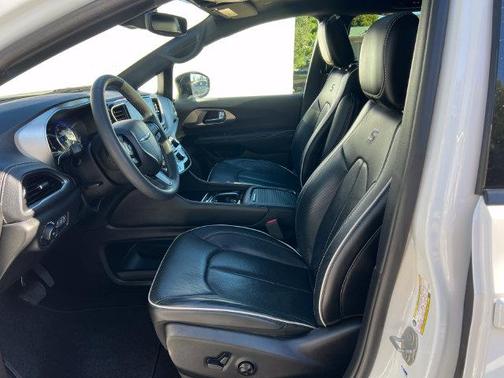 Bright White Clearcoat 2023 Chrysler Pacifica Limited
